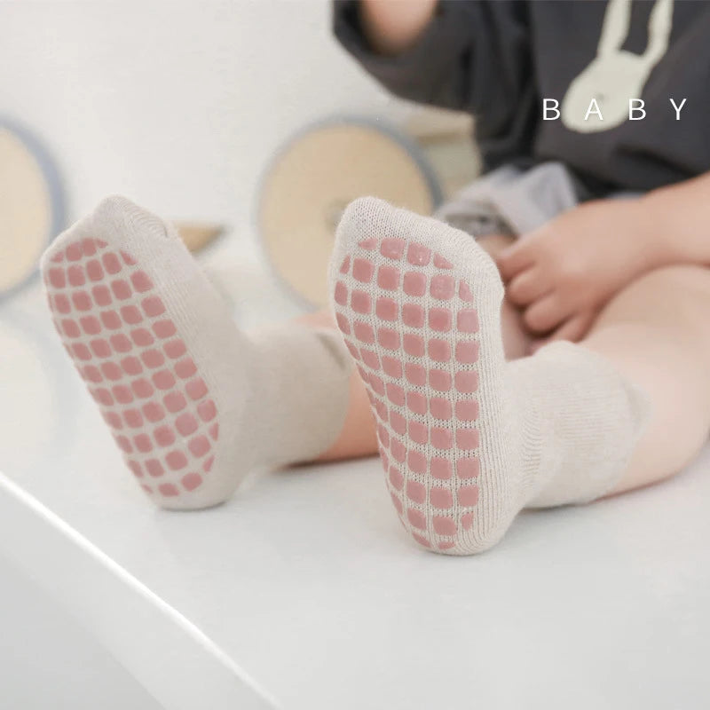 KIT Com 3 pares de meias macias e antiderrapantes infantis